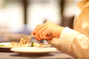 ロケ地として出てきそうな木の温かみがある銀座の店